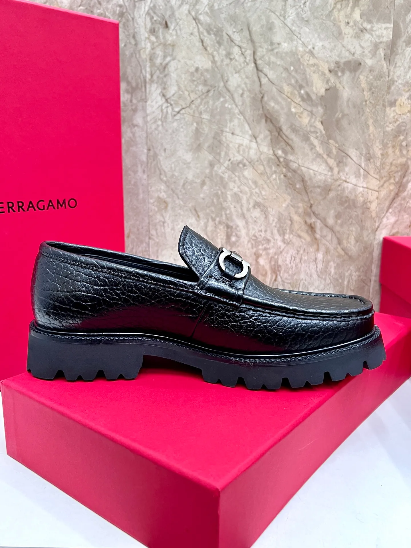 Original quality P580 Brand: Ferragamo Standard size: Men's size 38/44 (45.46 can be customized) Grade: Same style as the official website High-quality men's shoes Material: Customized first-layer calfskin with water-dyed cowhide lining Cowhide tiptoe Original non-slip and wear-resistant rubber outsole Style category: Men's formal business leather shoes are young and fashionable European and American trends British style Casual matching and comfortable feet Color: actual picture
